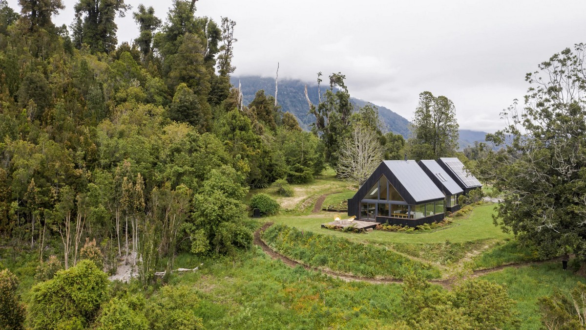 Дом из трёх остроконечных объёмов в Чили