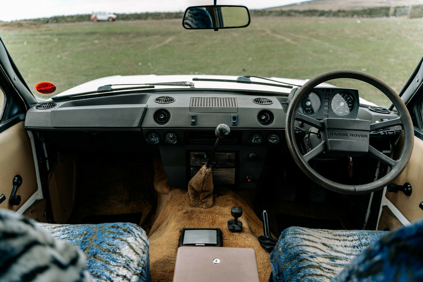 Необычный трехдверный внедорожник Range Rover 6x6