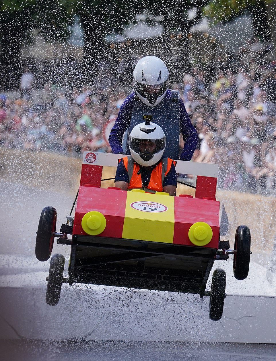 Причудливые машинки на гонке Red Bull Soapbox в Лондоне