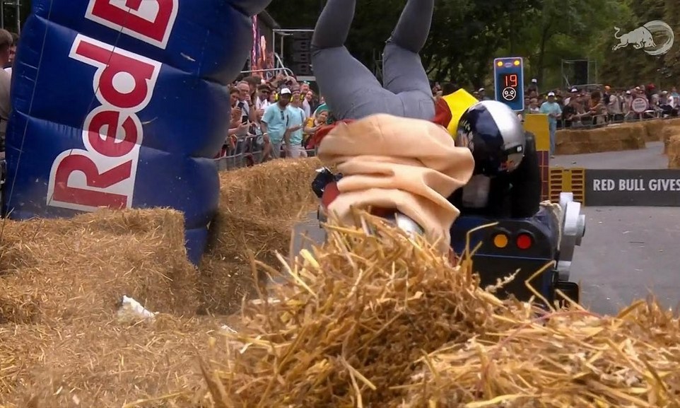 Причудливые машинки на гонке Red Bull Soapbox в Лондоне