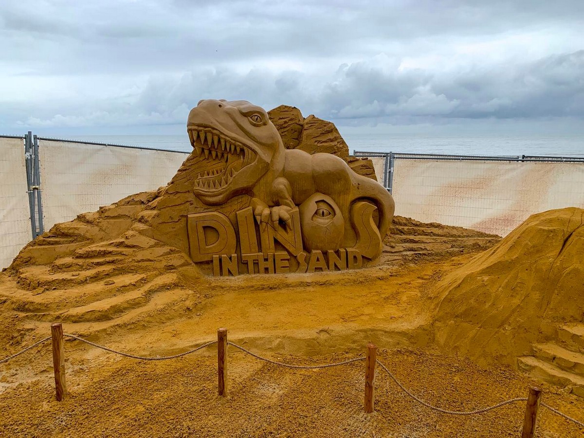 Динозавры из песка на пляже в Бельгии