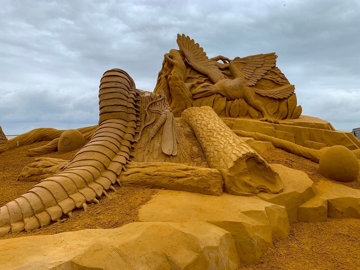 Динозавры из песка на пляже в Бельгии