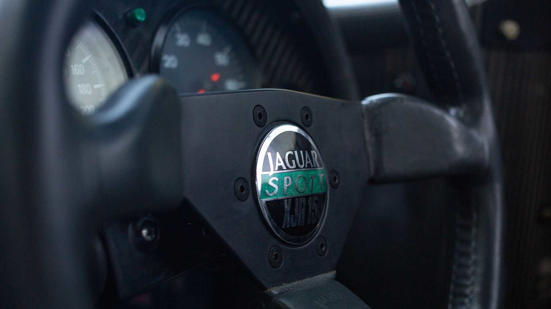 Редкий гоночный Jaguar XJR-15 из 90-х для дорог общего пользования