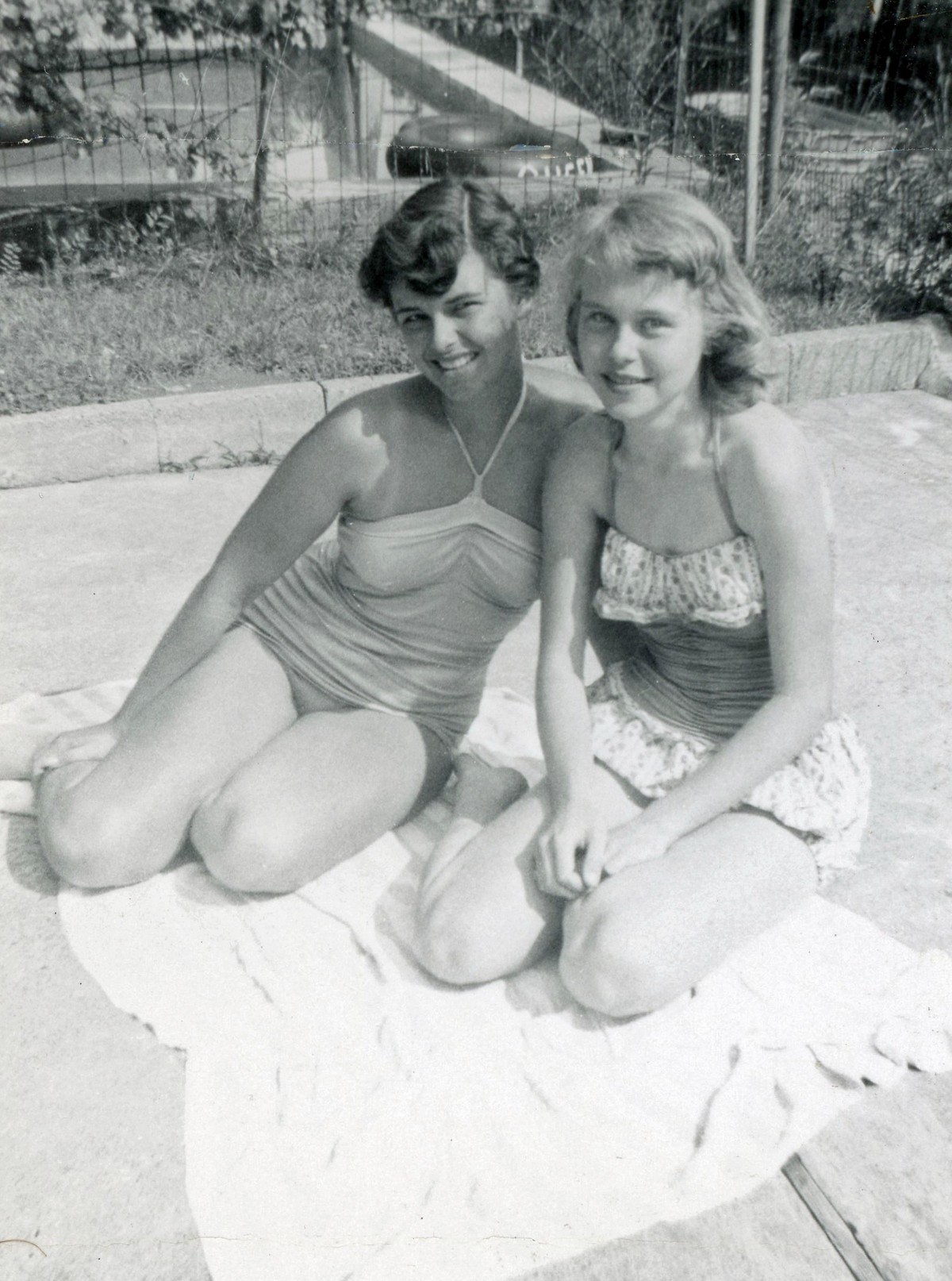 Молодые девушки в купальниках на винтажных снимках 1950-х годов