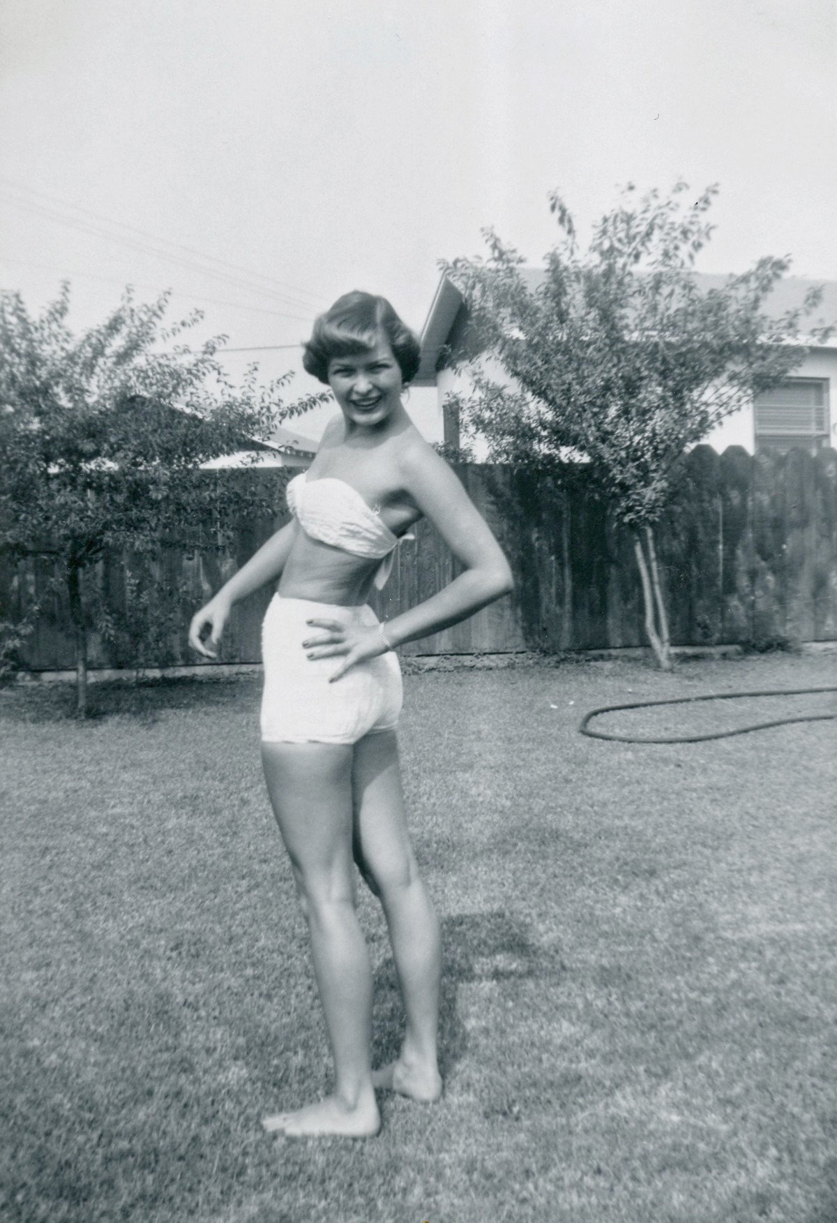Молодые девушки в купальниках на винтажных снимках 1950-х годов