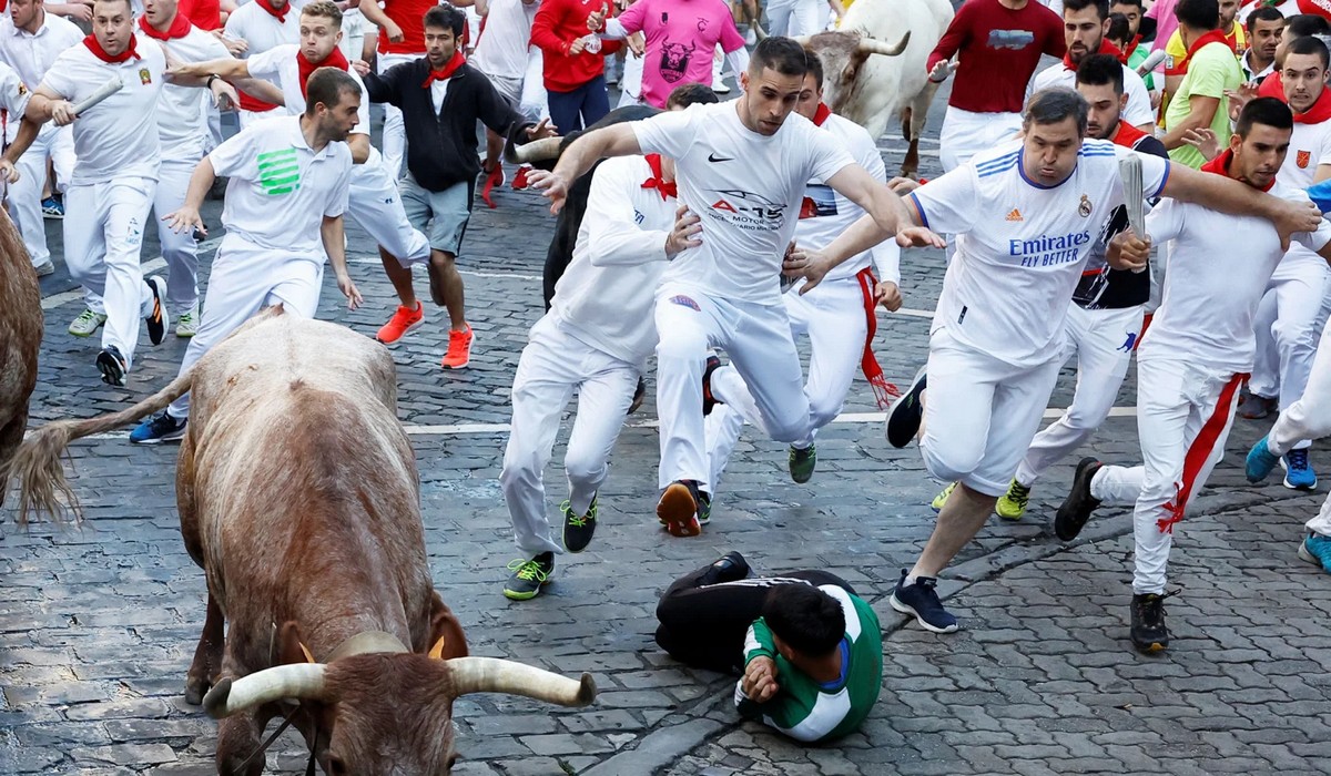 Пробег с быками на фестивале Сан-Фермин в Памплоне