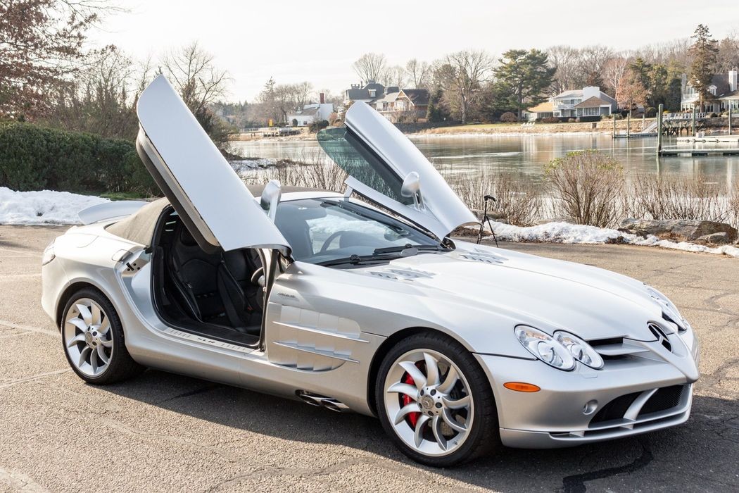 Родстер Mercedes-Benz SLR McLaren с небольшим пробегом