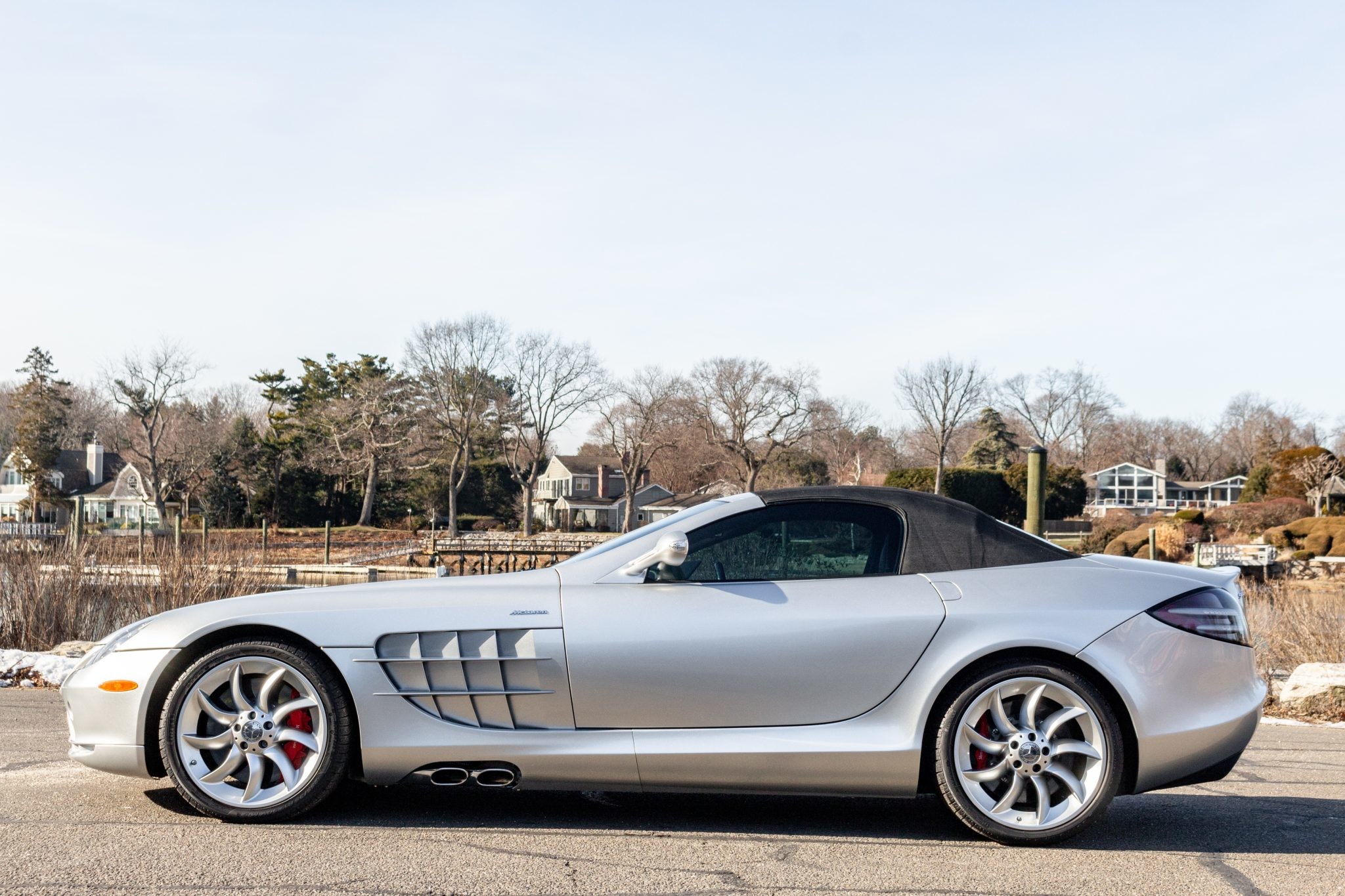 Родстер Mercedes-Benz SLR McLaren с небольшим пробегом