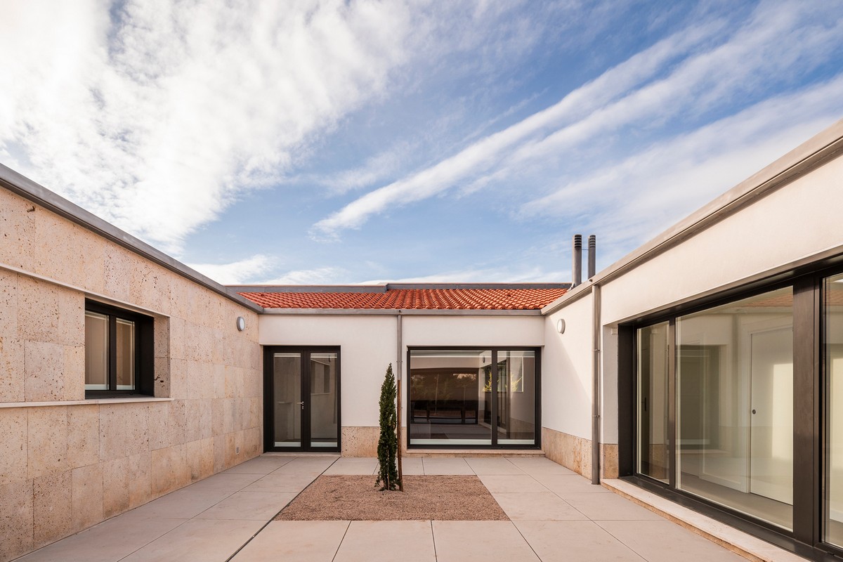 Семейный дом с геометрическим фасадом в Испании