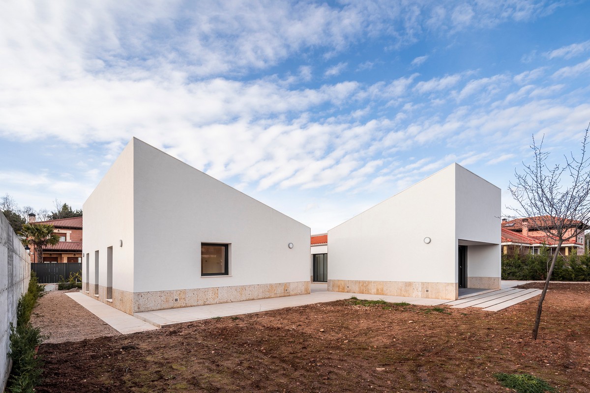 Семейный дом с геометрическим фасадом в Испании