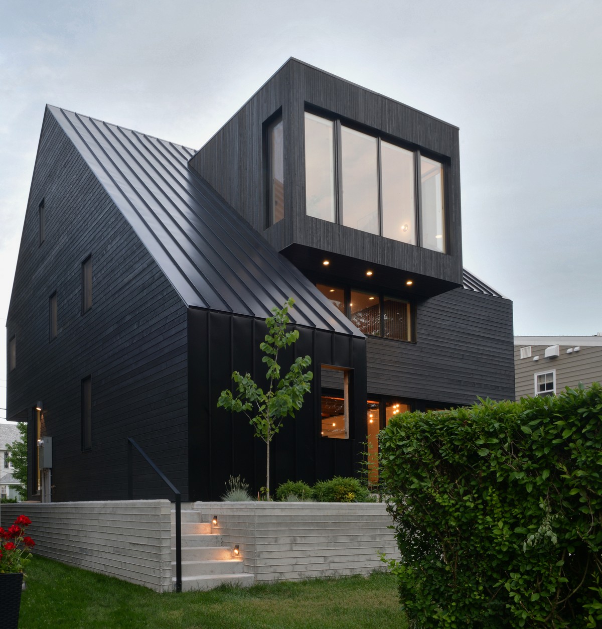Чёрный дом на полуострове в Канаде