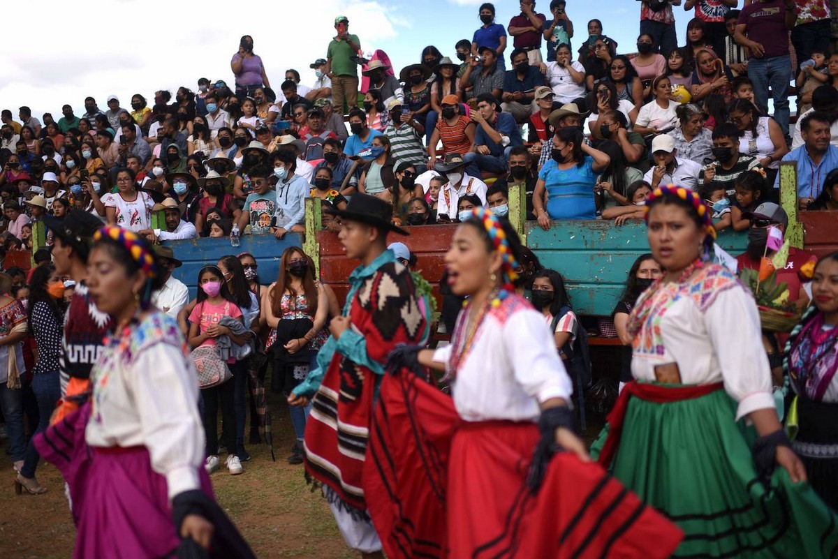 Народ мексики 5 букв. Оахака Мексика. Гелагеца. Праздник Гелагеца в Мексике. Латиноамериканские народы.
