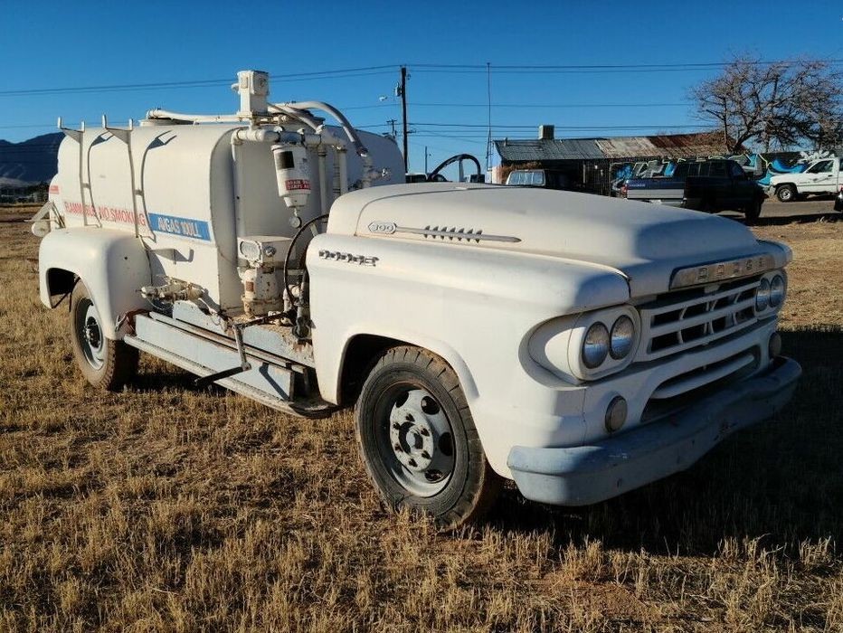 Интересный грузовик Dodge D300 1959 года для заправки самолетов