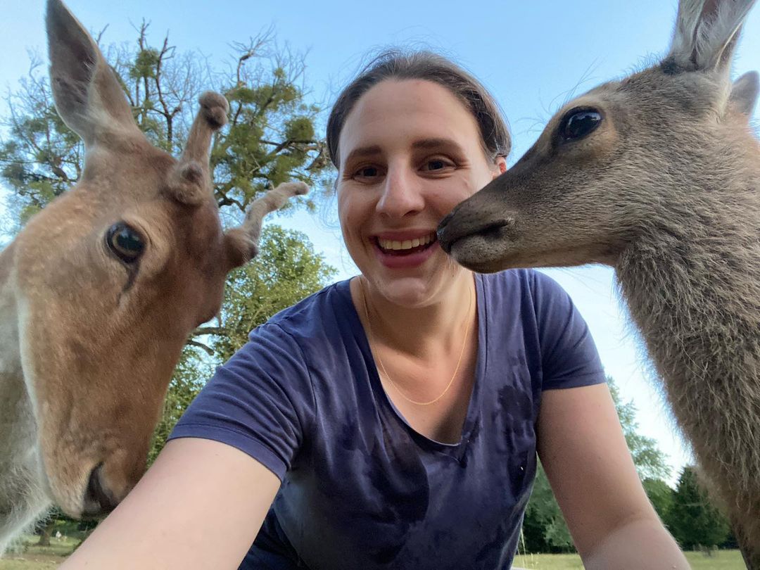 Женщина дружит с двумя оленятами, которых она спасла новорожденными