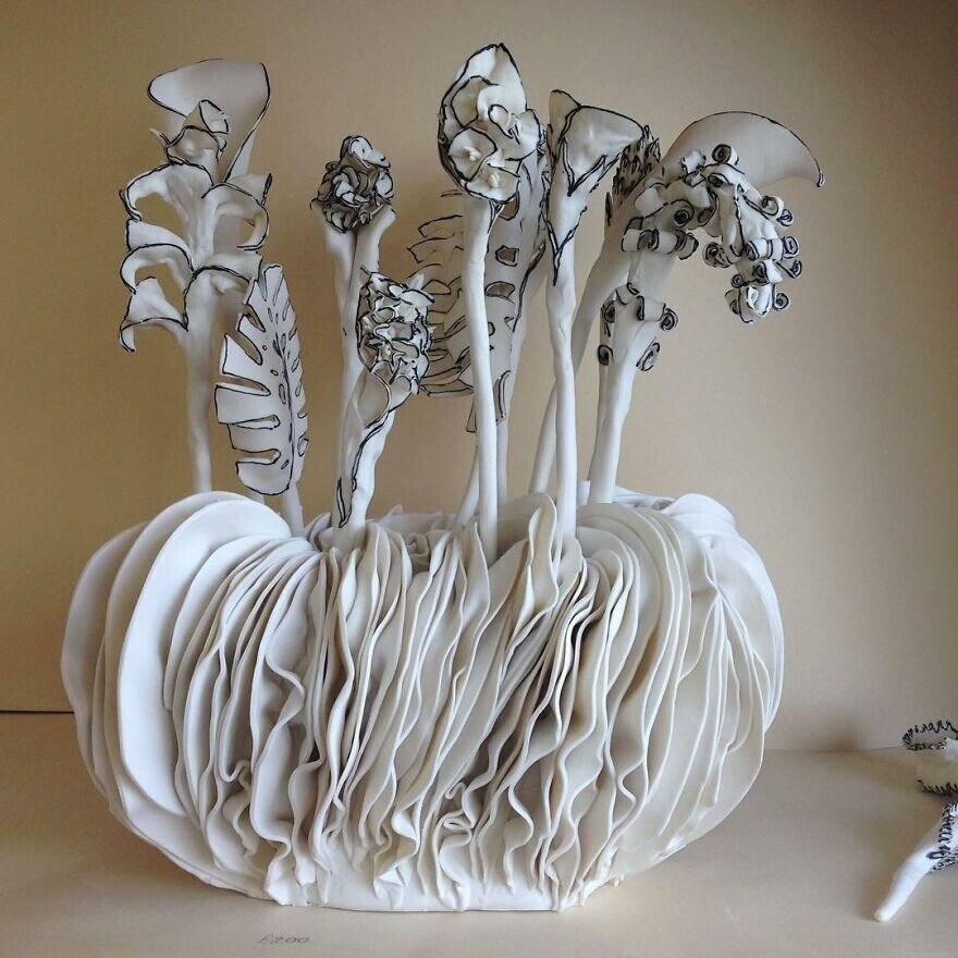 Художница мастерит креативные бумажные скульптуры из керамики