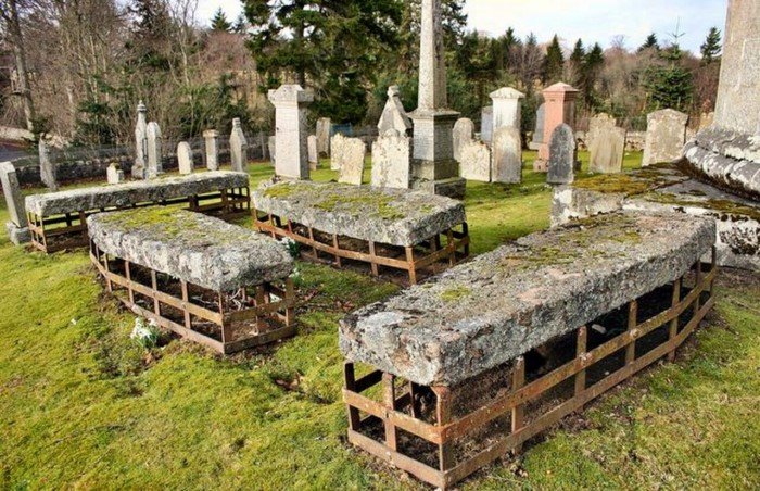 Зачем британцы закрывали могилы железными клетками?