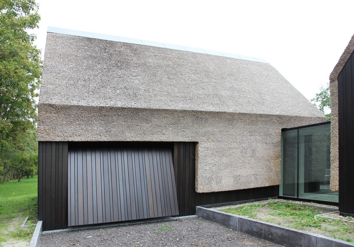 Семейный дом из камыша в Нидерландах