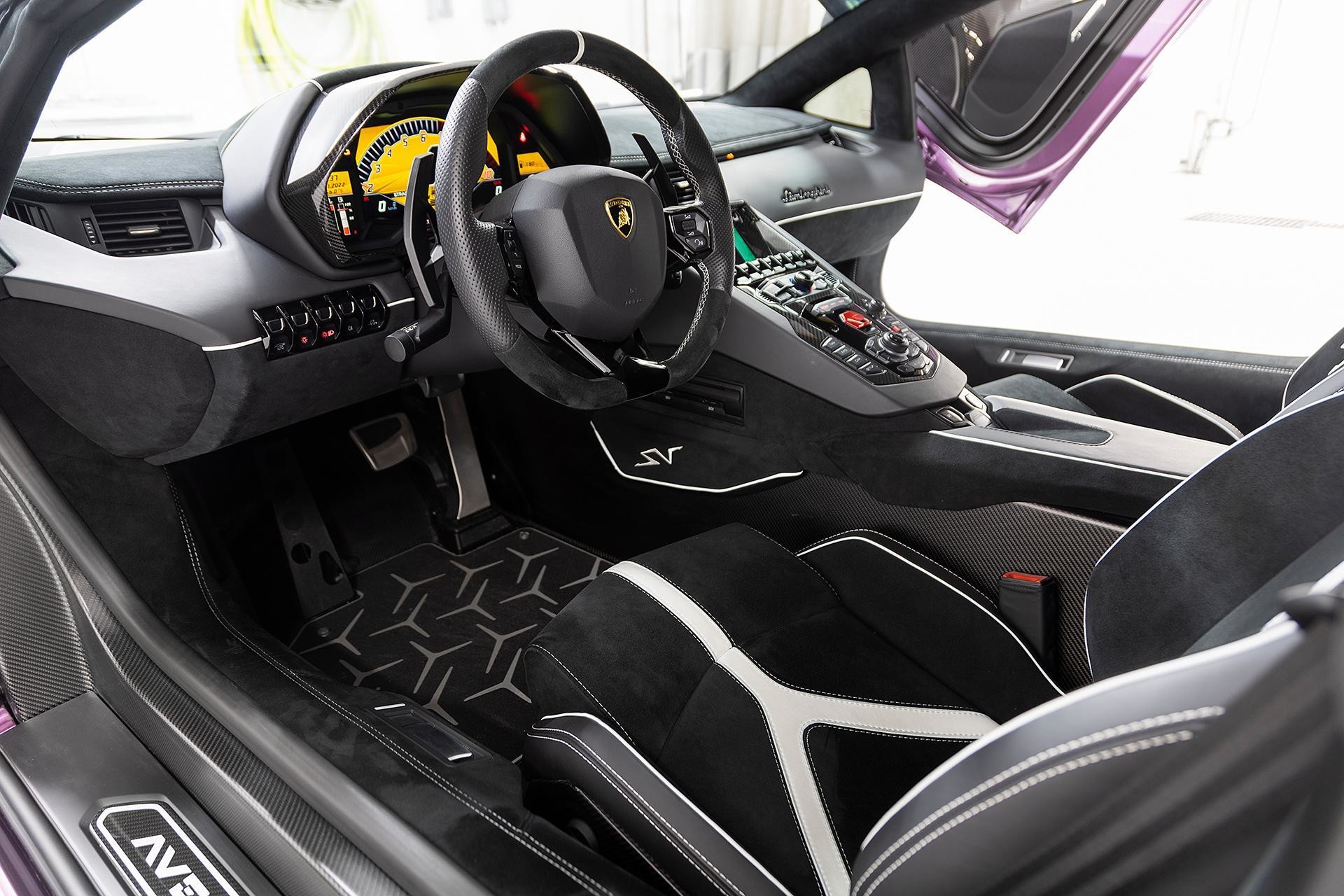Великолепный Lamborghini Aventador SV в цвете Viola