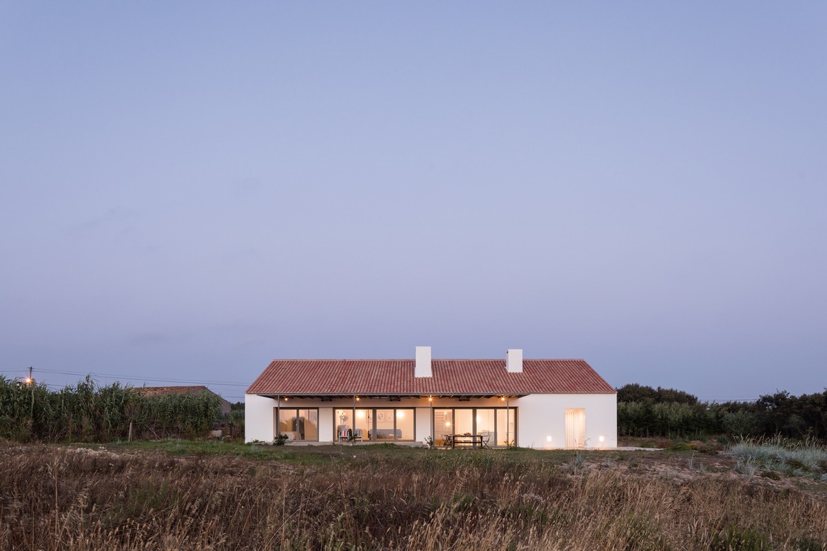Современный загородный дом с видом на море в Португалии