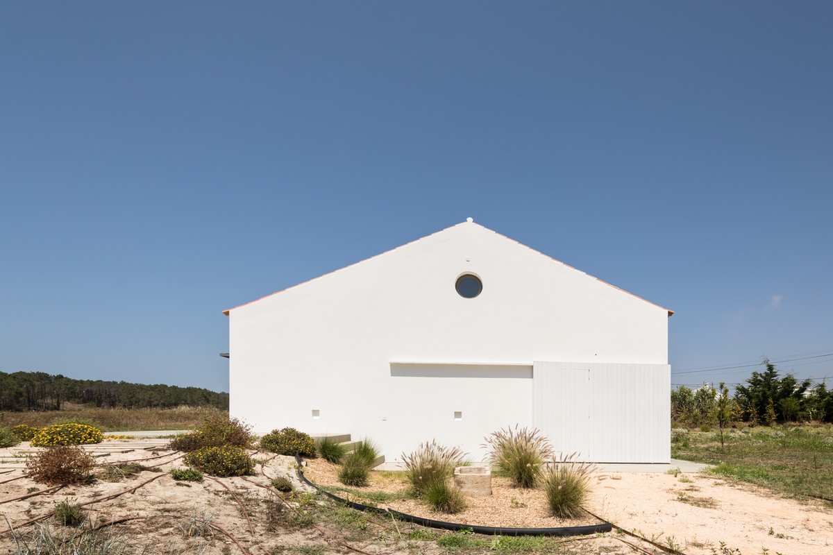 Современный загородный дом с видом на море в Португалии