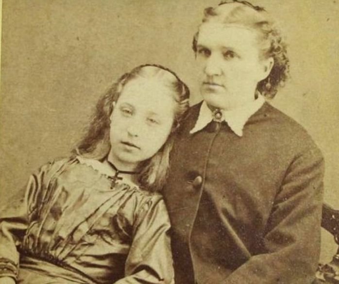 Зачем в Викторианскую эпоху фотографировались с умершими как с живыми
