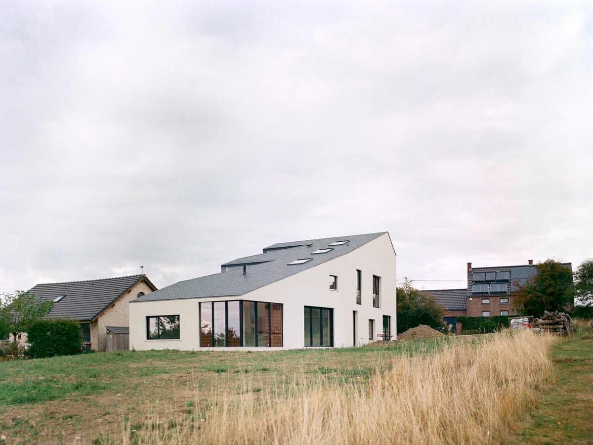 Сельский дом для большой семьи из белого кирпича в Бельгии