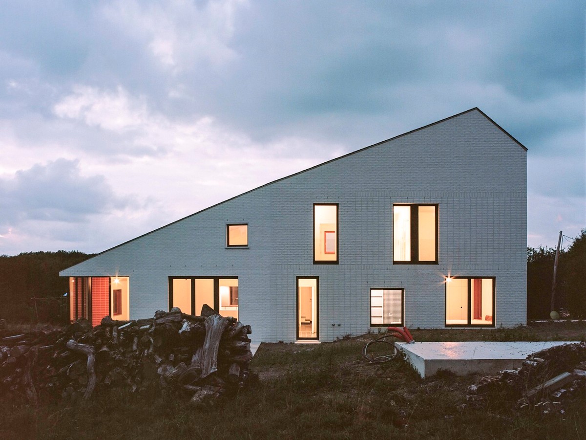 Сельский дом для большой семьи из белого кирпича в Бельгии
