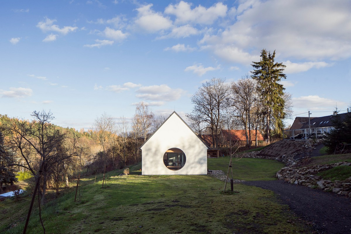 Деревенский дом с минималистичной эстетикой в Чехии
