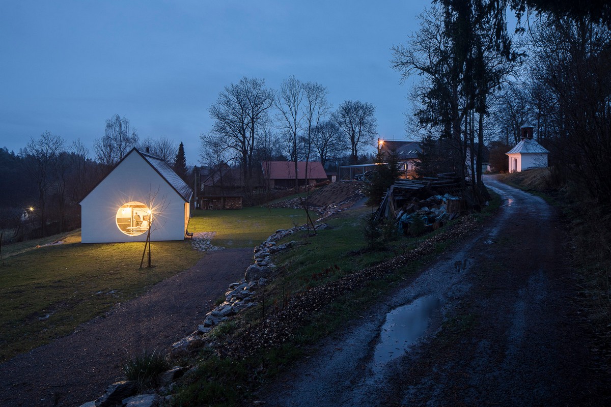 Деревенский дом с минималистичной эстетикой в Чехии