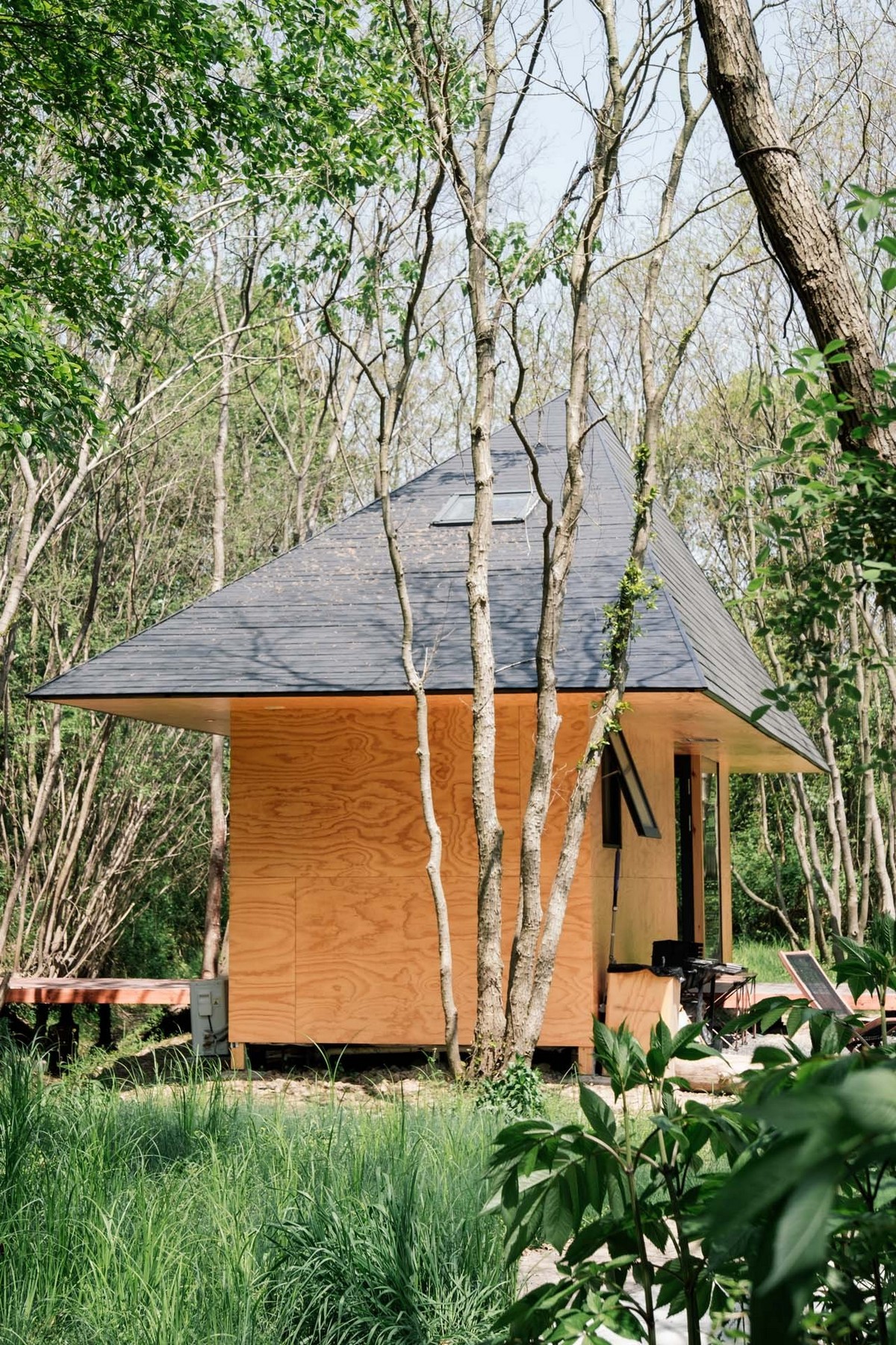 Деревянная хижина с треугольной крышей в пригороде Уханя