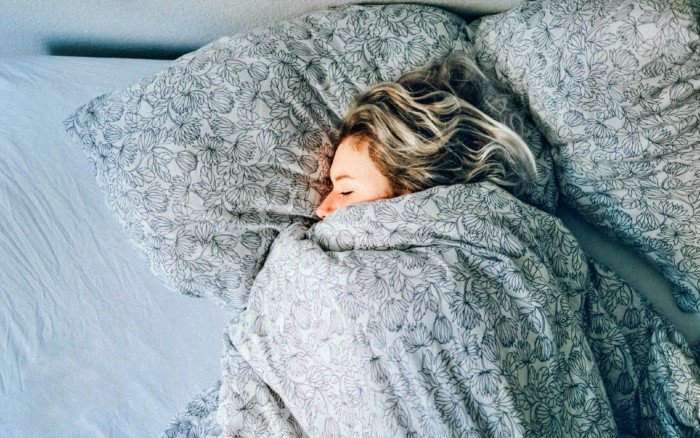 Как лучше – спать одному или с партнером?