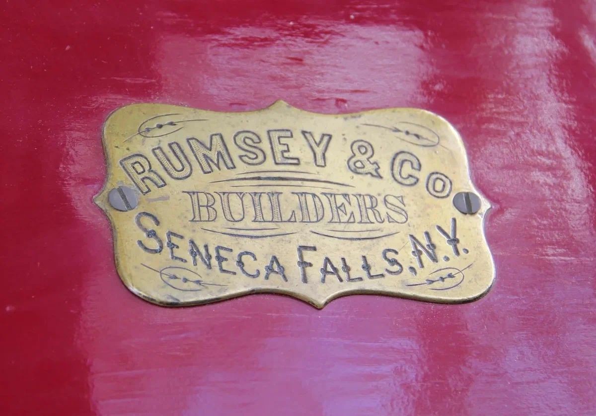 Пожарный аппарат позапрошлого века Rumsey and Company с ручным насосом