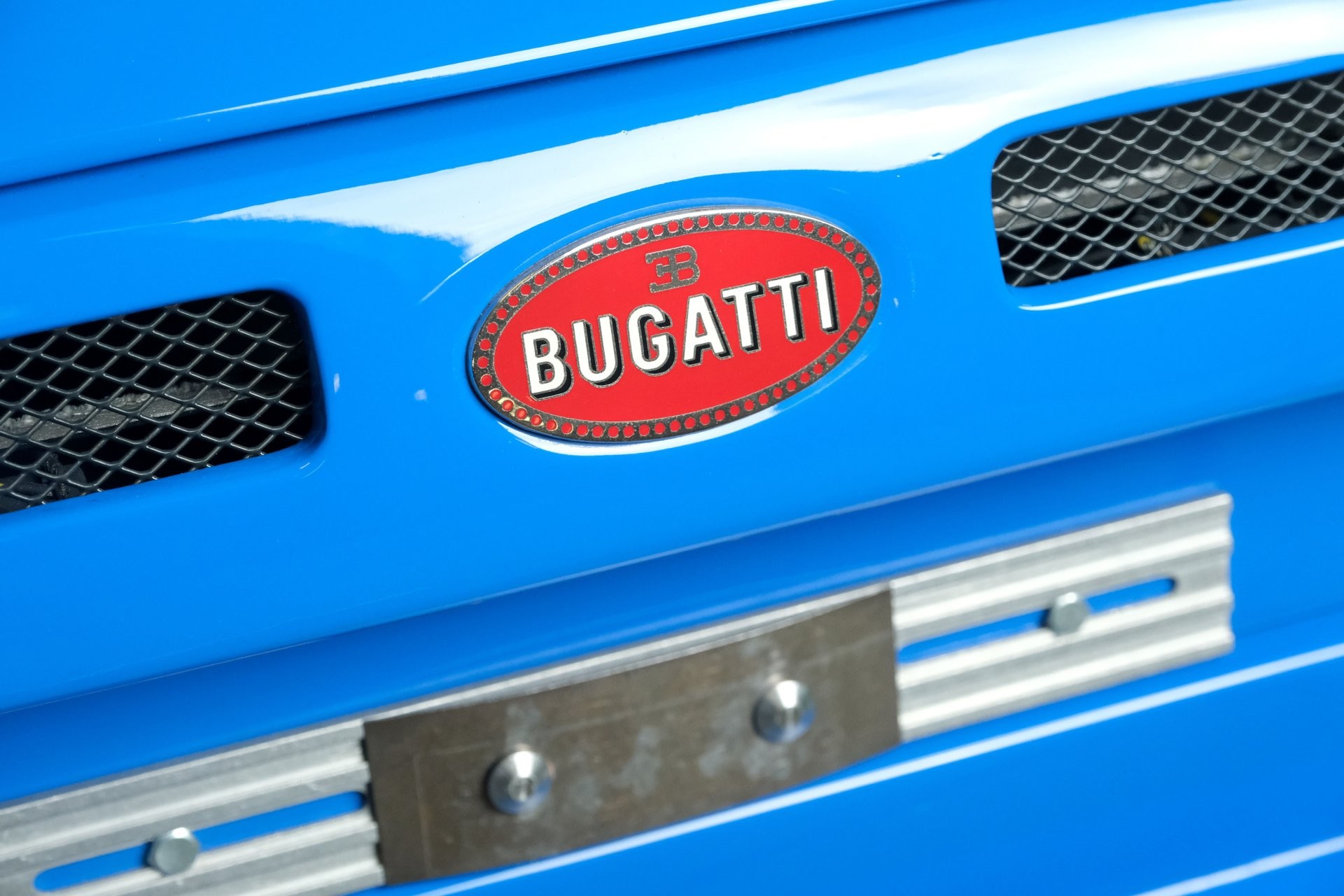 Прототип Bugatti EB110 был продан с молотка