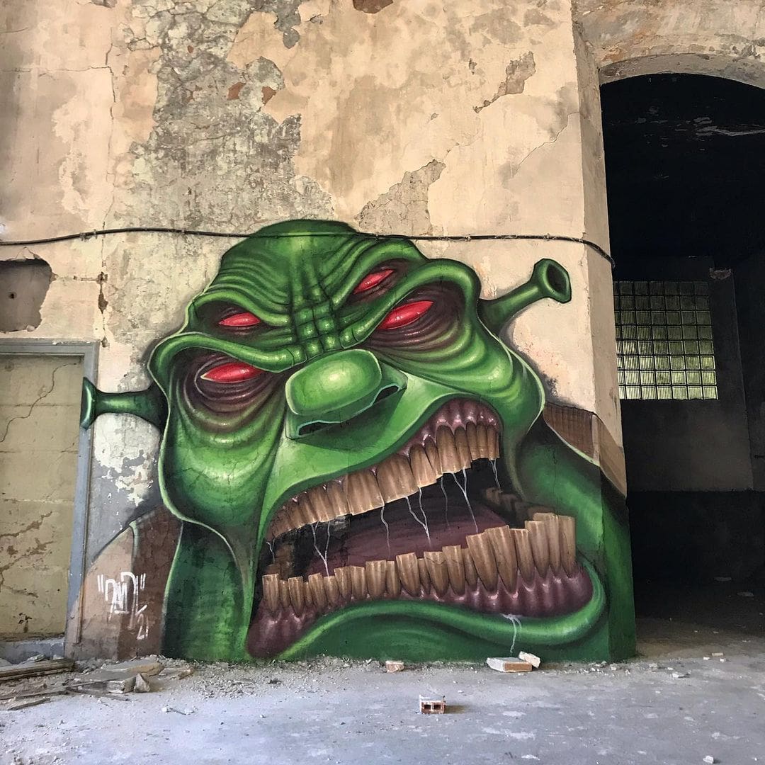 Художник из Барселоны рисует известных персонажей на стенах заброшенных домов