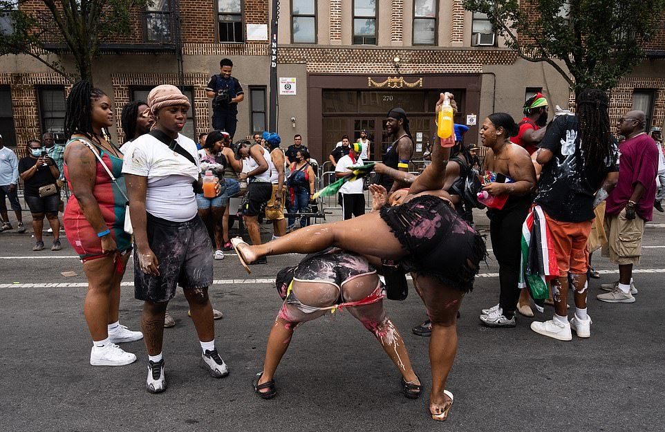 Ежегодный яркий парад JOuvert в Нью-Йорке