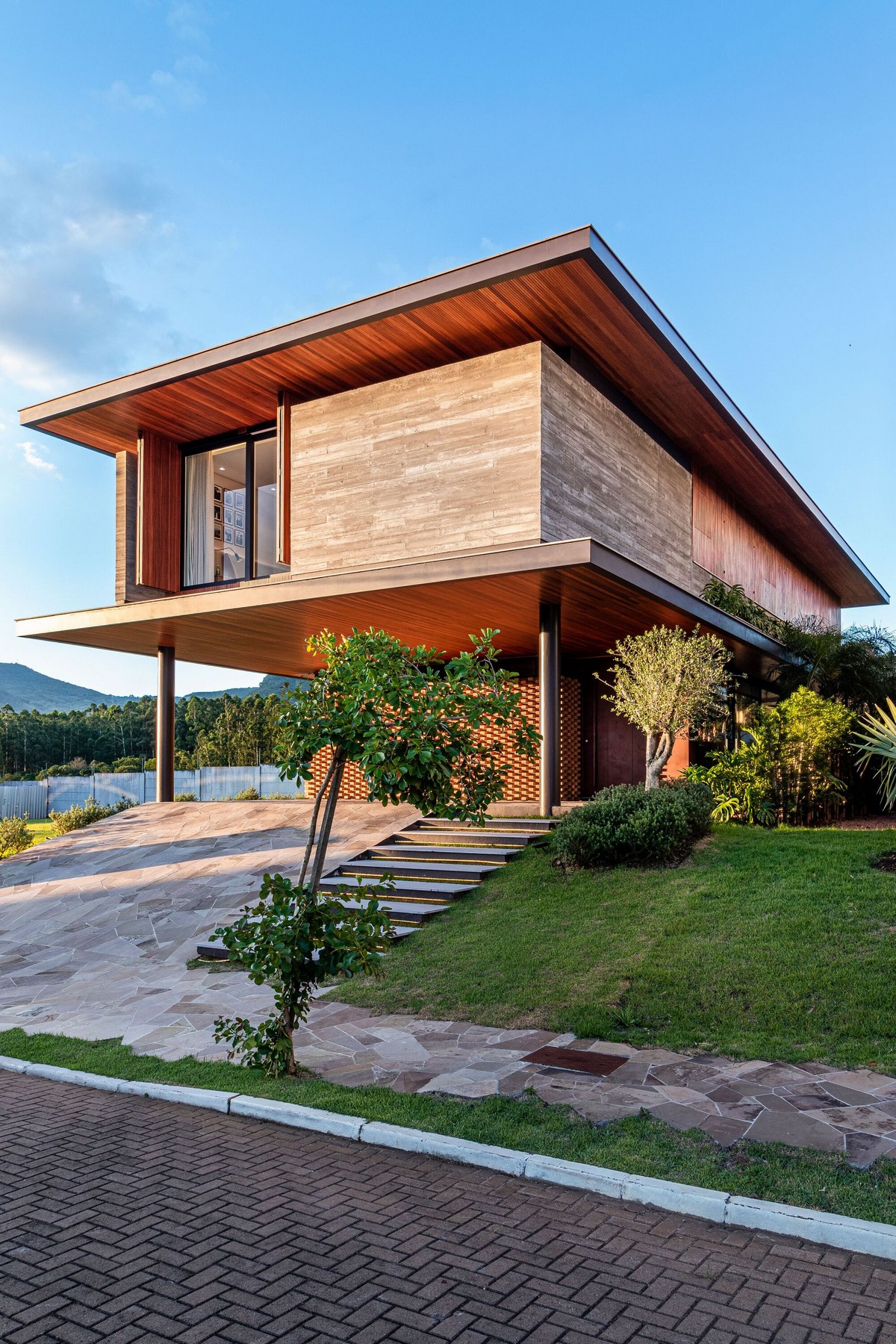Современный семейный дом в стиле лофт в Бразилии
