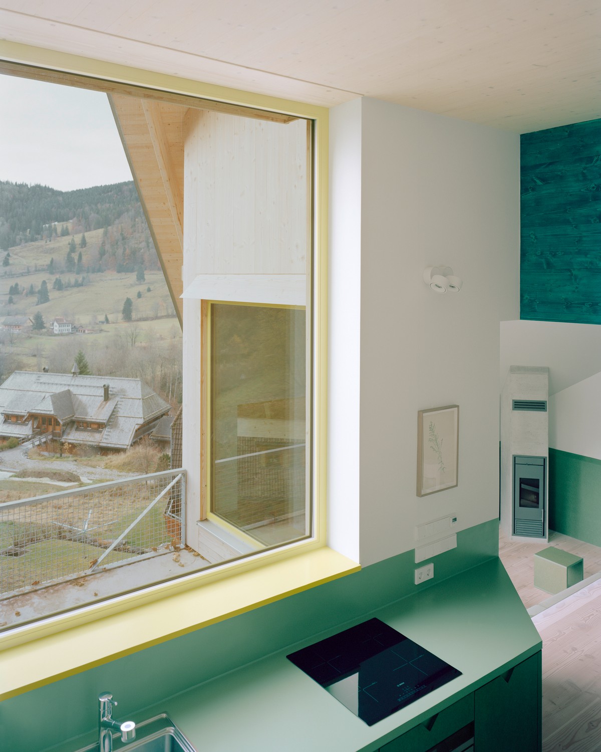 Компактный деревянный дом для отдыха в немецких Альпах через, площадью, деревянный, Германии, Компактный, чтобы, отдыха, контексте, комнаты, очень, разным, настроением, создают, контраст, большим, жилым, Объёмные, пространством, маленькие, проёмы