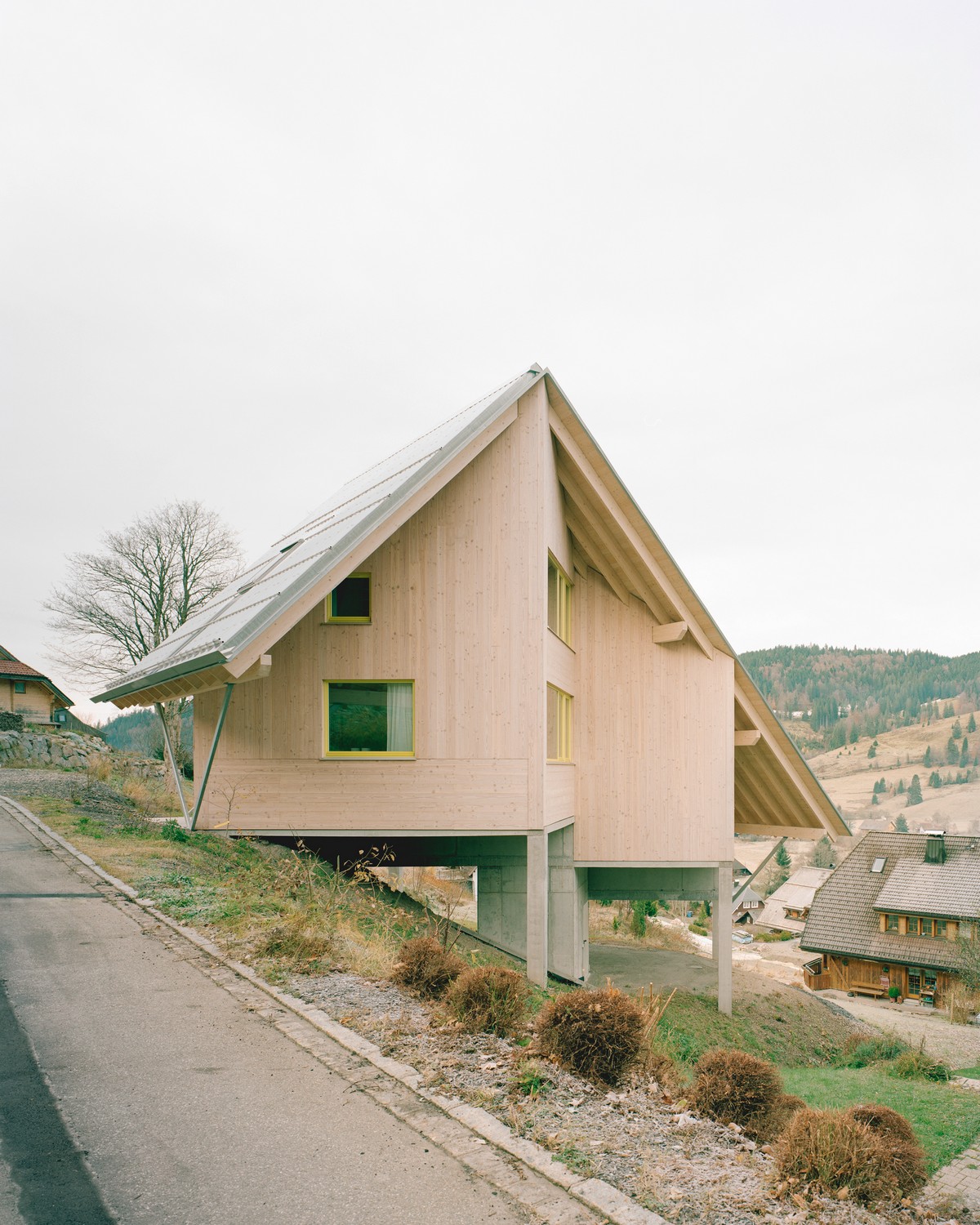 Компактный деревянный дом для отдыха в немецких Альпах через, площадью, деревянный, Германии, Компактный, чтобы, отдыха, контексте, комнаты, очень, разным, настроением, создают, контраст, большим, жилым, Объёмные, пространством, маленькие, проёмы