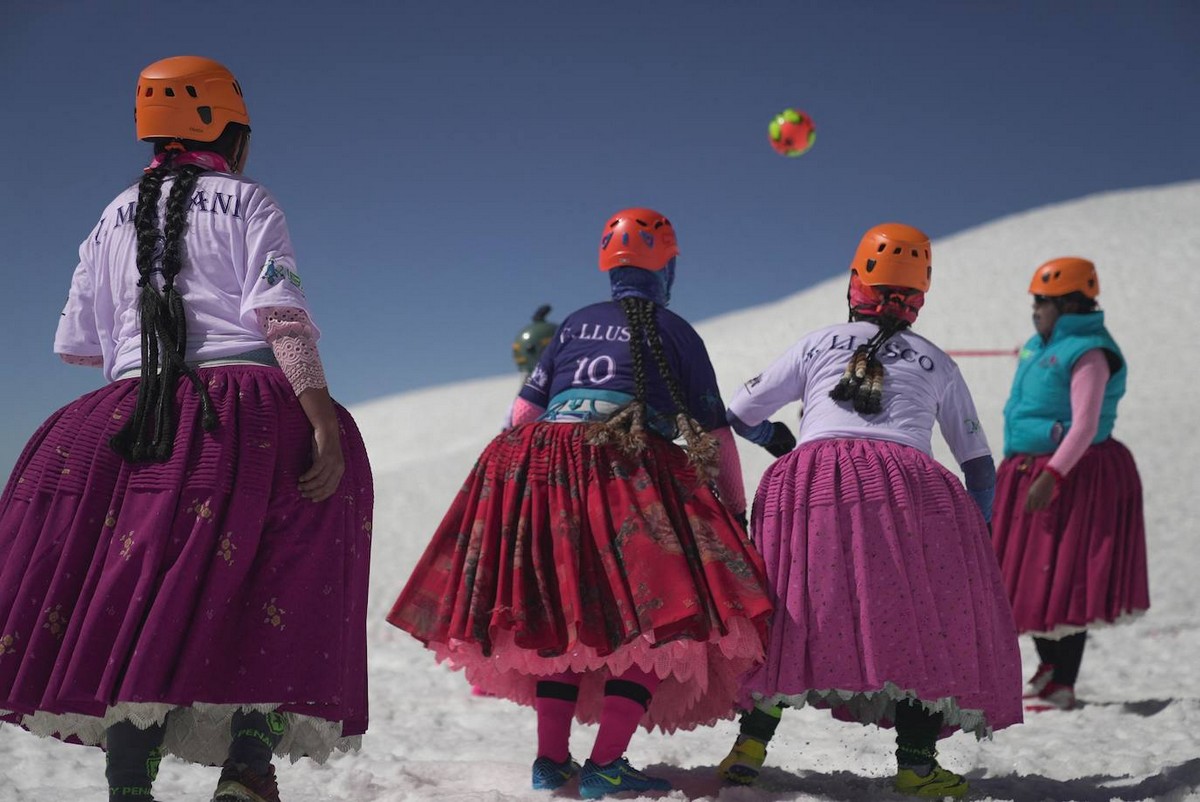 Женщины сыграли в футбол на высоте 6000 метров в Боливии
