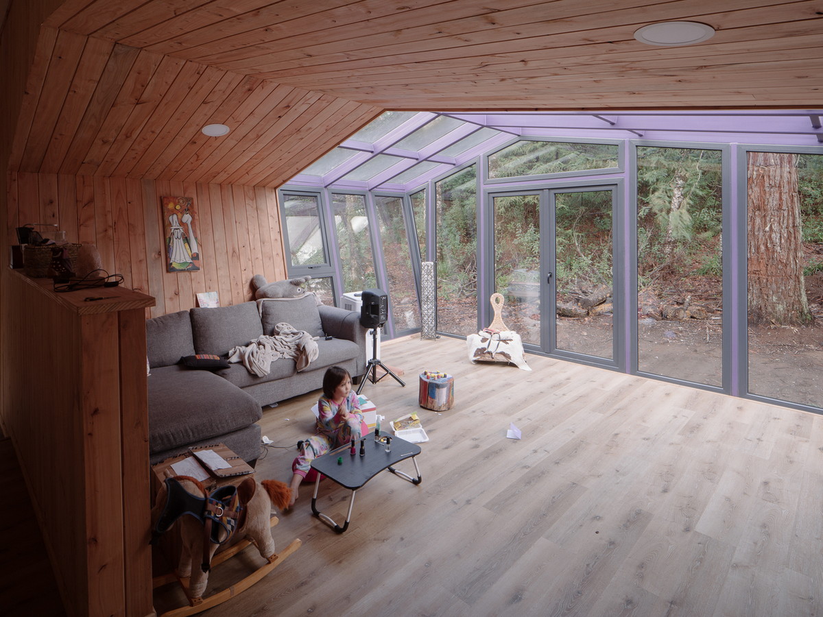Лесной модульный дом с необычным коридором в Чили