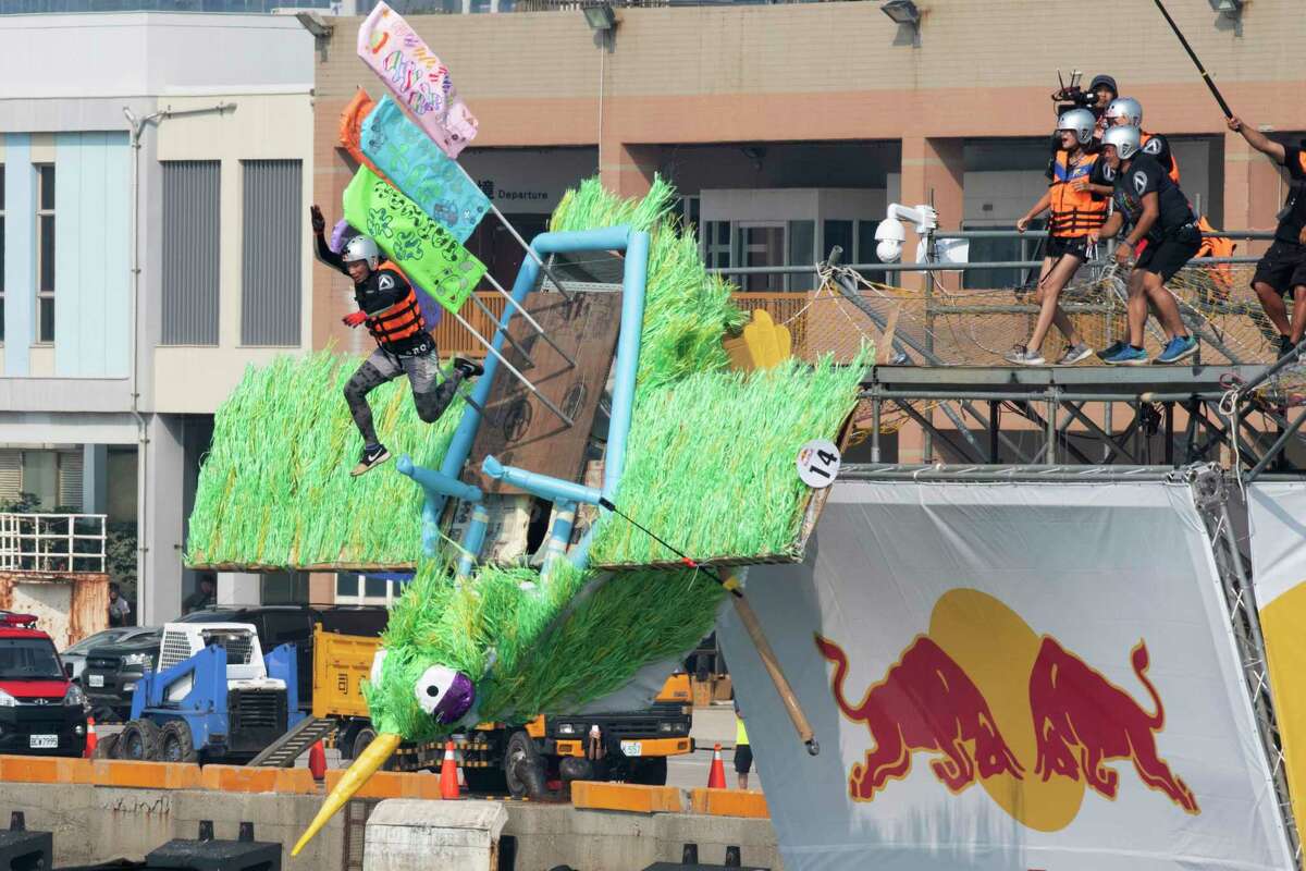 Соревнования самодельных летательных аппаратов Red Bull Flugtag в Тайване
