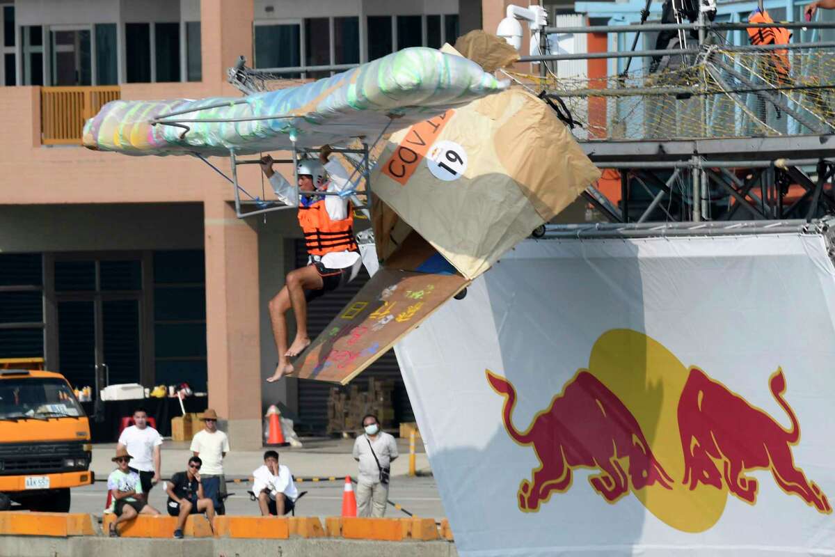 Соревнования самодельных летательных аппаратов Red Bull Flugtag в Тайване