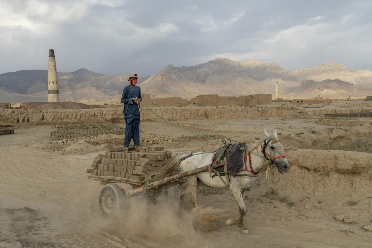 Непростая работа детей на афганских кирпичных заводах