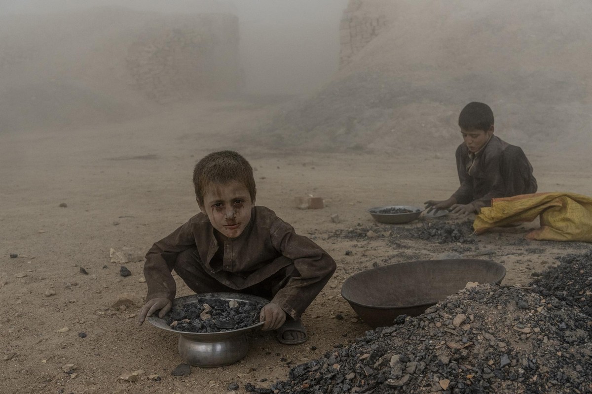 Непростая работа детей на афганских кирпичных заводах
