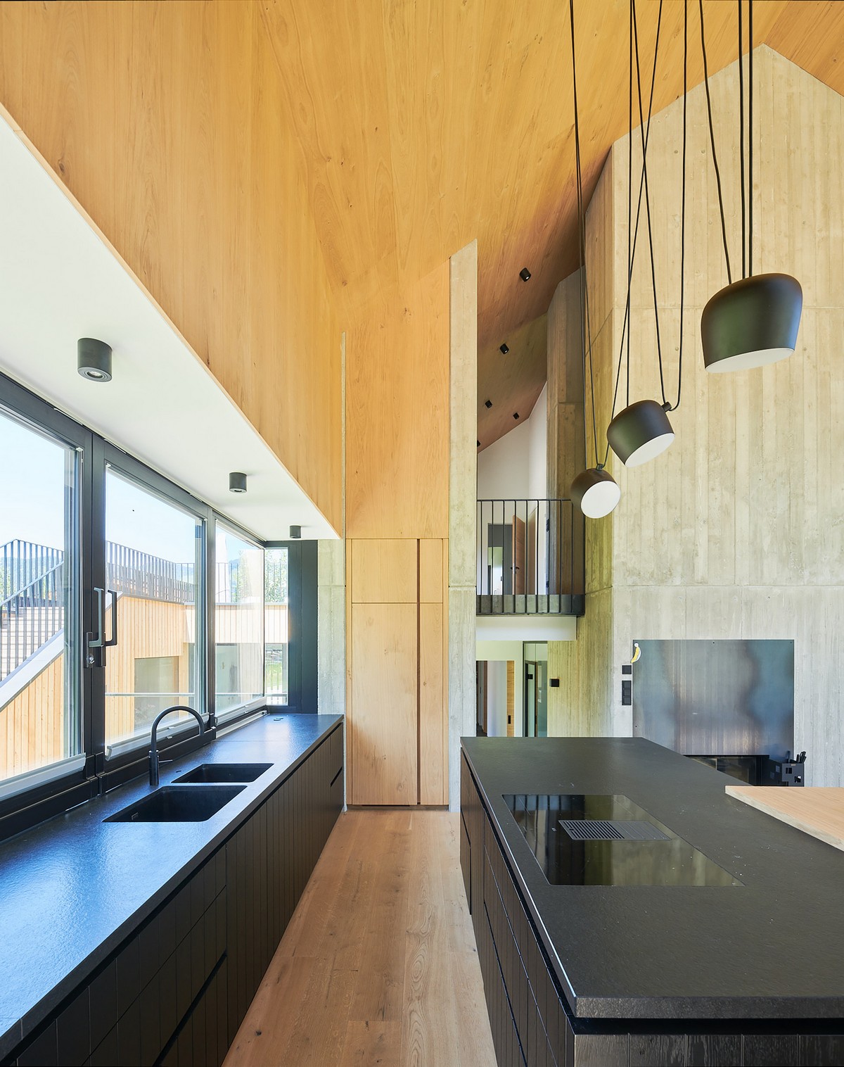 Деревянный дом контрастного минимализма в Австрии который, связь, действует, стремление, отдыха, контрастного, между, минимализма, крыше, элемент, бетонное, чёрной, стали, отражает, концепции, сельской, открытой, Прилегающая, планировки, создавая
