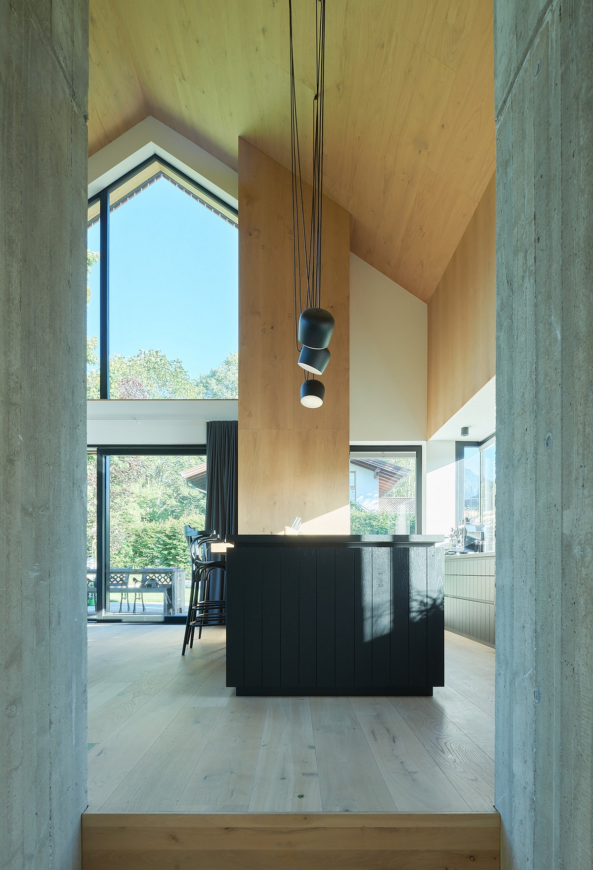 Деревянный дом контрастного минимализма в Австрии который, связь, действует, стремление, отдыха, контрастного, между, минимализма, крыше, элемент, бетонное, чёрной, стали, отражает, концепции, сельской, открытой, Прилегающая, планировки, создавая
