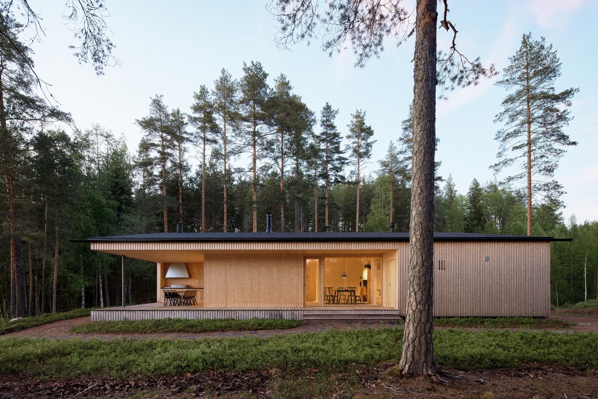 Деревянный дом для загородного отдыха на берегу озера в Финляндии