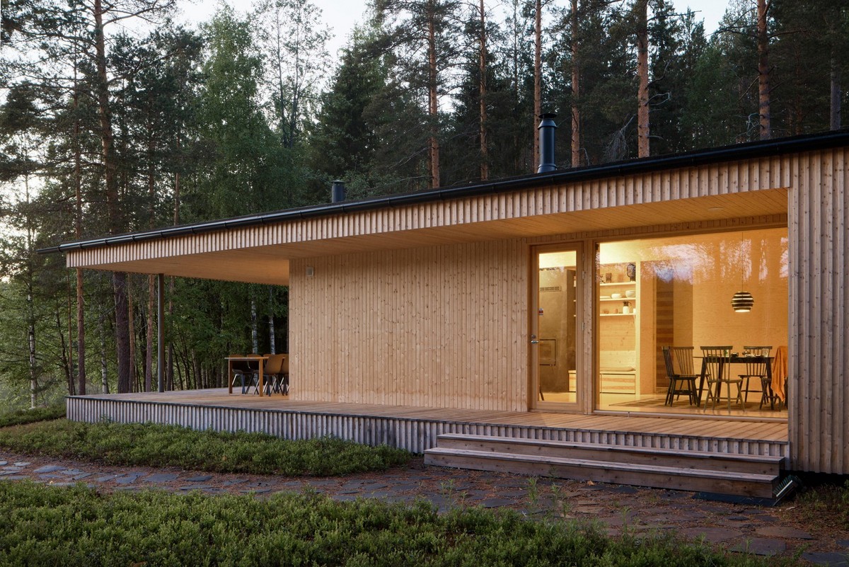 Деревянный дом для загородного отдыха на берегу озера в Финляндии