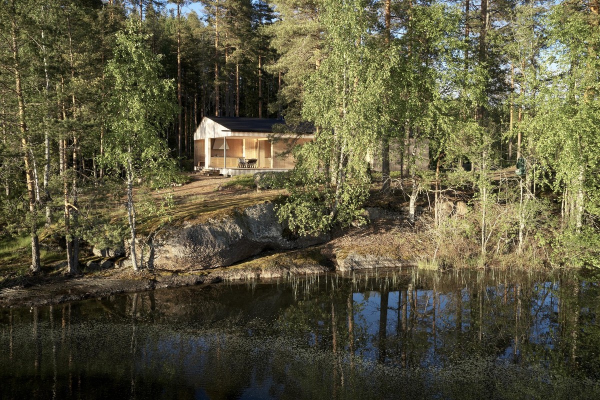 Деревянный дом для загородного отдыха на берегу озера в Финляндии терраса, ориентирована, кухни, летней, здания, имеет, традиционный, живописного, берегу, предназначена, загородного, пространства, отдыха, комнаты, сауны, время, четко, неотапливаемыми, экономии, способствовать