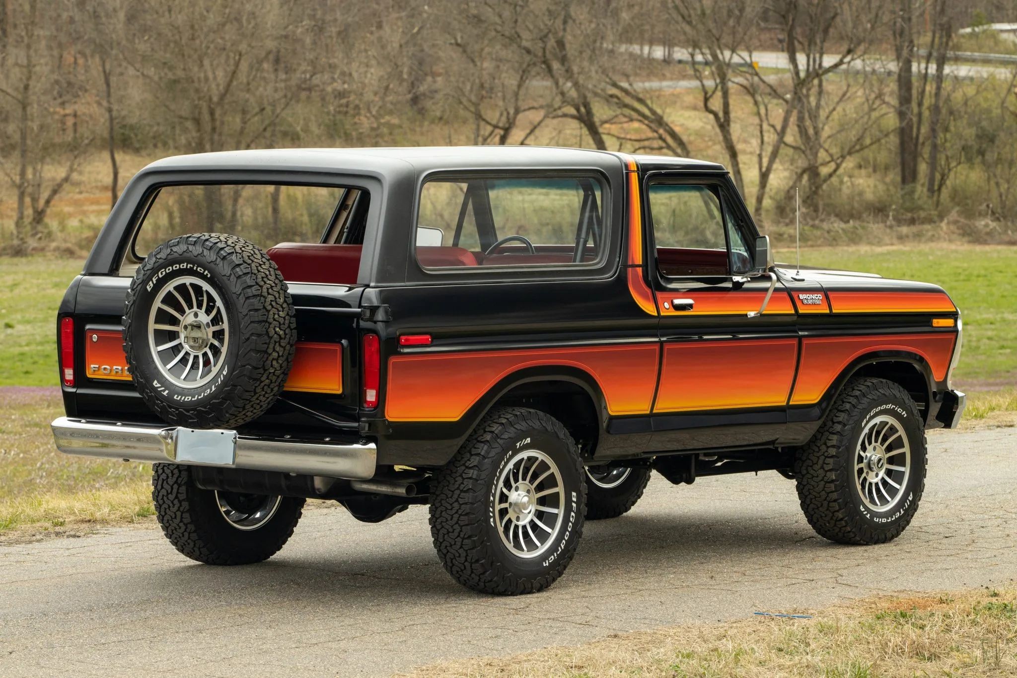 Ford Bronco 1979 года был восстановлен в классическом стиле и получил двигатель V8